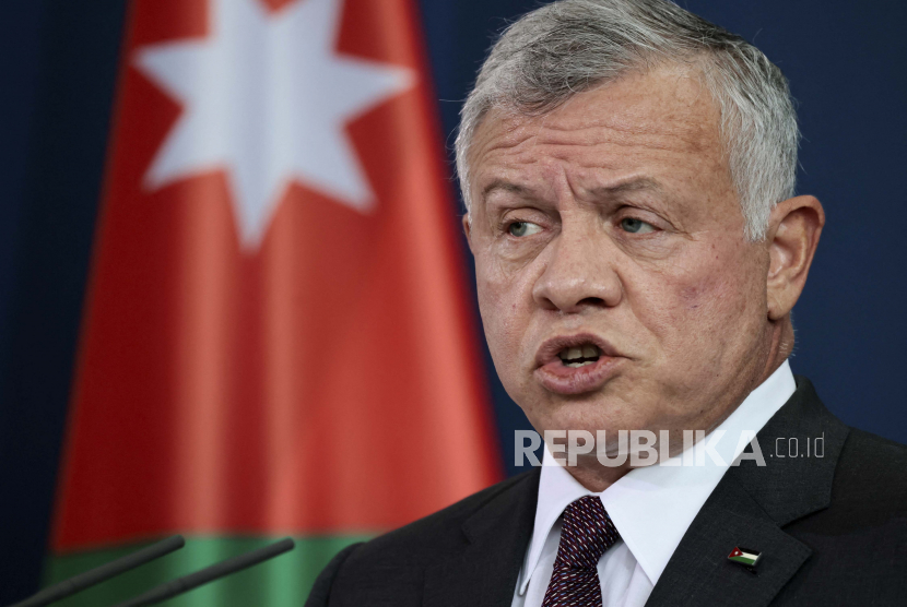 Raja Yordania Abdullah II mengatakan pada Kamis (19/5/2022), membatasi pergerakan saudara tirinya Pangeran Hamzah dan membatasi kontaknya dengan dunia luar.