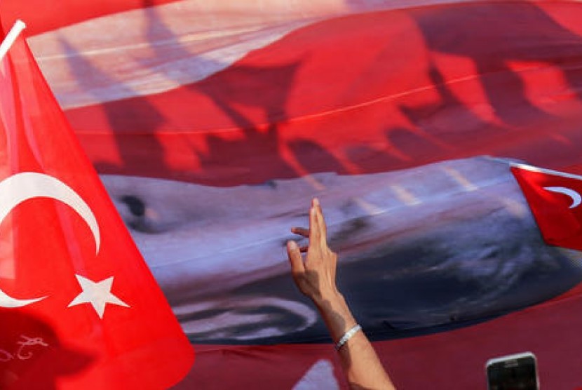 Ribuan orang berkumpul untuk rapat umum di Istanbul pada Sabtu (21/5/2022). Mereka memprotes hukuman terhadap politisi oposisi terkemuka Turki Canan Kaftancioglu karena menghina presiden dan negara.
