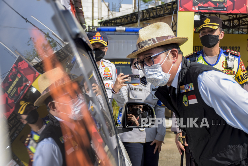 Gubernur Jawa Barat Ridwan Kamil (kanan) berbincang dengan pemudik saat meninjau Pos Terpadu Limbangan, (Ilustrasi). Menurut Emil, pihaknya akan tetap waspada selama sebulan ke depan mengantisipasi kenaikan kasus Covid-19.
