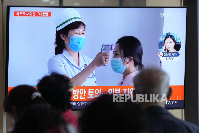 Orang-orang menonton layar TV yang menampilkan laporan berita tentang wabah COVID-19 di Korea Utara, di stasiun kereta api di Seoul, Korea Selatan, Sabtu, 14 Mei 2022. Pejabat bernama Ryu Yong-chol ini telah menjadi wajah publik dari pertempuran Korea Utara yang terisolasi itu melawan epidemi.