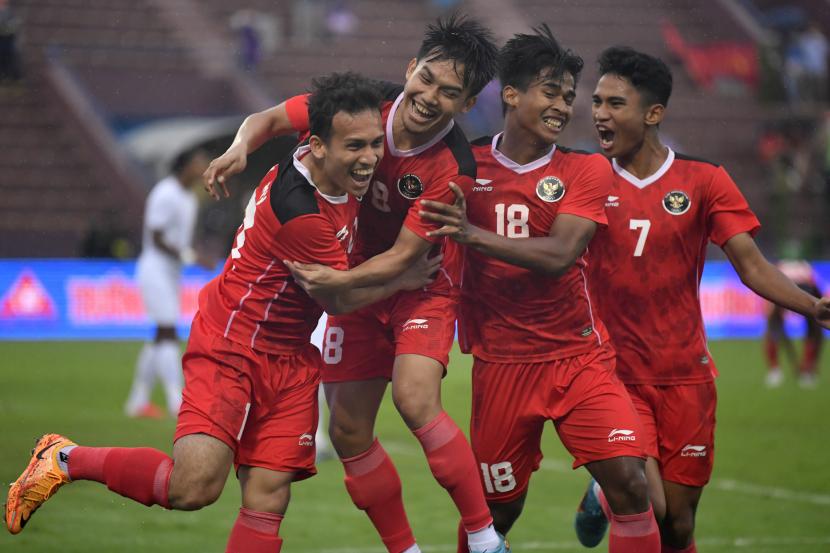 Pesepak bola Timnas Indonesia Egy Maulana Vikri (kiri) bersama rekan setimnya melakukan selebrasi usai mencetak gol ke gawang Timnas Myanmar dalam laga lanjutan Grup A Sepak Bola SEA Games 2021 Vietnam di Stadion Viet Tri, Phu Tho, Vietnam, Minggu (15/5/2022). Indonesia menang atas Myanmar dengan skor 3-1 dan memastikan Indonesia lolos ke semifinal.
