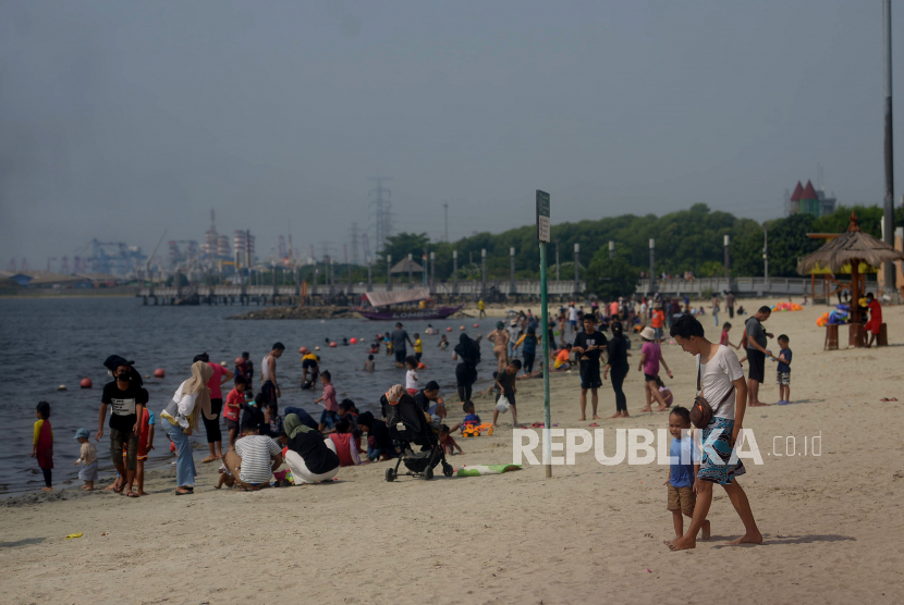 Pengunjung memadati kawasan Pantai Ancol di Taman Impian Jaya Ancol, Jakarta, Sabtu (7/5/2022). Kawasan wisata Taman Impian Jaya Ancol pada libur H+5 Lebaran 2022 masih dipadati pengunjung.
