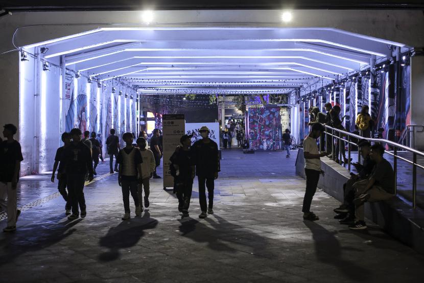 Sejumlah warga berjalan melintasi terowongan Jalan Kendal, Jakarta. Juru Bicara Pemerintah untuk Penanganan Covid-19 Wiku Adisasmito mengatakan, sebanyak 18 provinsi saat ini mengalami penurunan kasus Covid-19  aktif. (ilustrasi)