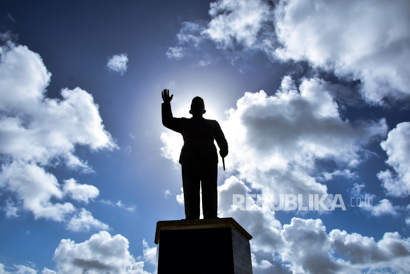Siluet monumen patung Presiden Pertama Indonesia Soekarno melambaikan tangan sambil memegang tongkat komando berdiri tegak di Kota Saumlaki, Kabupaten Kepulauan Tanimbar, Maluku, Kamis (19/8/2021). Pemerintah Kabupaten Kepulauan Tanimbar membangun monumen itu untuk mengenang Soekarno karena jadi Presiden Indonesia satu-satunya yang pernah menginjakan kaki di daerah perbatasan itu pada 4 November 1958.