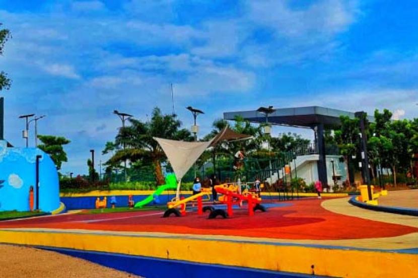 Alun-alun Kota Depok. Upaya mempercantik fasilitas Alun-alun Kota Depok dilakukan Unit Pengelola Teknis (UPT) Taman Hutan Raya (Tahura) Dinas Perumahan dan Pemukiman (Disrumkim) Kota Depok sejak ditutup karena pandemi Covid-19 pada 2020 lalu.