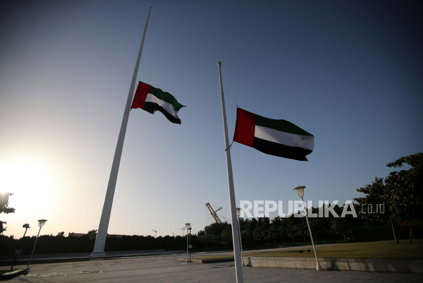 Bendera UEA berkibar setengah tiang di Museum Etihad (Union) saat berkabung resmi 40 hari diumumkan setelah kematian Presiden Uni Emirat Arab Sheikh Khalifa Bin Zayed Al Nahyan, di Dubai, UEA, 13 Mei 2022. Menurut Kantor berita negara Emirates WAM pada 13 Mei 2022 Presiden Uni Emirat Arab Sheikh Khalifa Bin Zayed Al Nahyan telah meninggal pada usia 73 tahun.