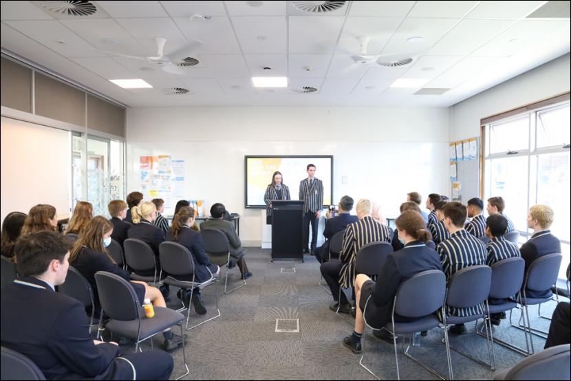 Siswa Canberra Grammar School (CGS) Canberra menunjukkan kemampuan berbahasa Indonesia di Duta Besar RI untuk Australia dan Vanuatu, Dr Siswo Pramono dan Atase Pendidikan dan Kebudayaan (Atdikbud) KBRI Canberra, Mukhamad Najib, di Canberra, Selasa (17/5).