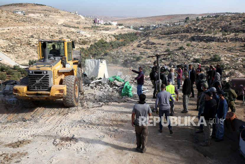 Polisi perbatasan Israel berjaga-jaga saat buldoser Israel menghancurkan sebuah rumah di kawasan Tepi Barat Masafer dekat Yatta Palestina (ilustrasi) Uni Eropa ingatkan Israel tak gusur warga Palestina di Masafer Yatta