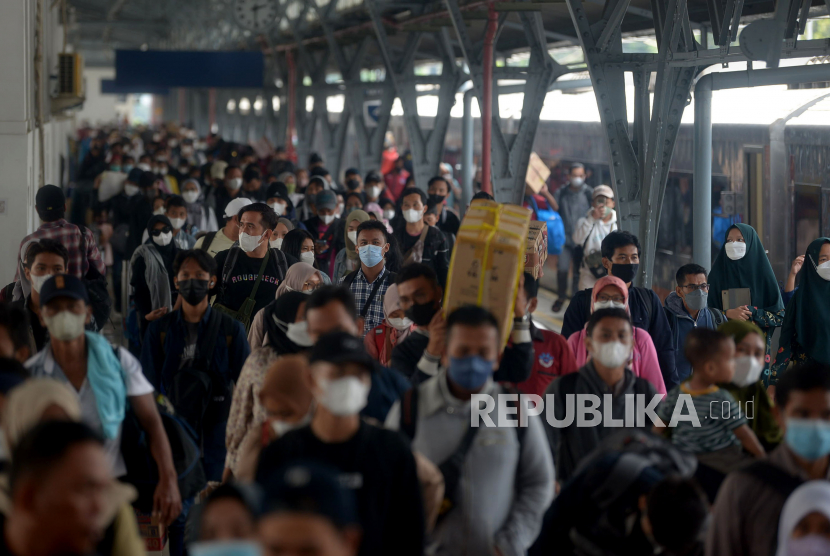 Sejumlah penumpang berjalan setibanya di Stasiun Senen, Jakarta, Rabu (11/5/2022). Kedatangan pemudik dari daerah dengan tujuan Daop 1 Jakarta saat ini terpantau masih cukup tinggi, Hal ini seiring dengan akan berakhirnya liburan sekolah di wilayah Jabodetabek.Tercatat pada hari ini jumlah penumpang yang turun di Stasiun Pasar Senen sebayak 16.100 penumpang.Prayogi/Republika.