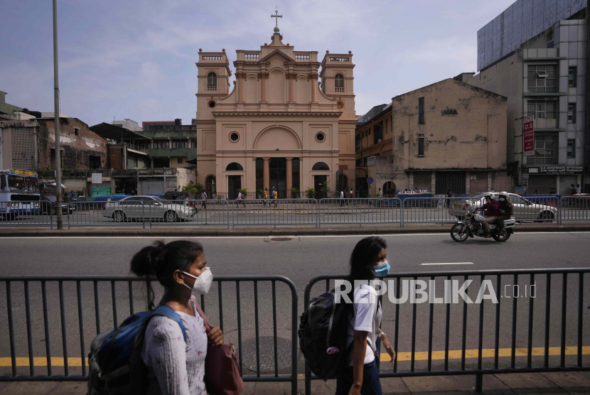 Warga Sri Lanka yang terdampar berjalan mencari transportasi selama relaksasi dalam jam malam nasional yang dimulai Senin malam di Kolombo, Sri Lanka, Kamis, 12 Mei 2022.
