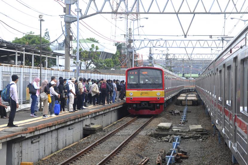 Sejumlah penumpang menunggu kedatangan KRL Commuter Line di Stasiun Bogor, Jawa Barat, Senin (9/5/2022). VP Corporate Secretary KAI Commuter Anne Purba menyatakan jumlah penumpang KRL Commuter Line di Stasiun Bogor pada hari pertama kerja setelah libur Lebaran hanya sekitar 9.000 penumpang atau menurun dibandingkan hari kerja biasanya dikarenakan masa libur anak sekolah yang ditambah dan kebijakan pemerintah yang membolehkan ASN untuk WFH selama sepekan ke depan.