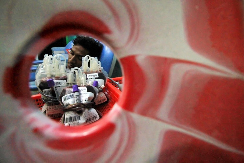 [ilustrasi] Warga relawan mendonorkan darah usai salat tarawih di Unit Donor Darah (UDD) Palang Merah Indonesia (PMI) Aceh Utara, Aceh, Sabtu (17/6) malam.