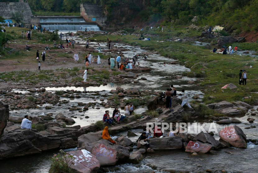 Pakistan mengalami gelombang panas dengan suhu mencapai hampir 50 derajat celcius. Para pejabat memperingatkan, Pakistan akan mengalami kekurangan air yang akut dan ancaman kesehatan.