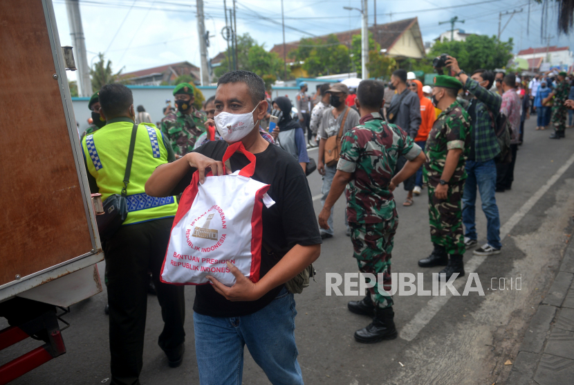 Proses pembagian bingkisan dari Presiden Joko Widodo.