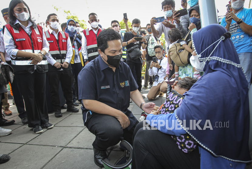 Menteri BUMN Erick Thohir (tengah) berbincang dengan peserta mudik gratis sepeda motor naik kapal laut.