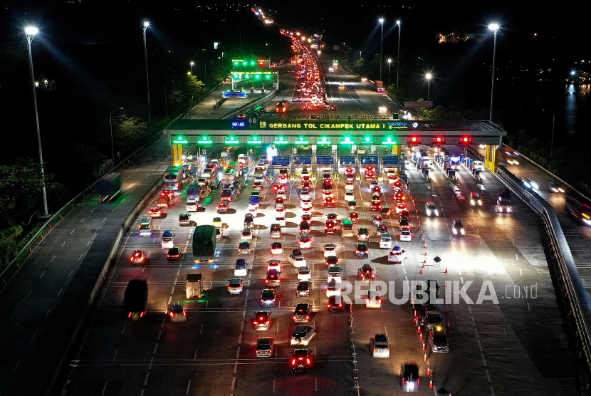 Sejumlah kendaraan melintas saat diberlakukan Contraflow di Gerbang Tol Cikampek.