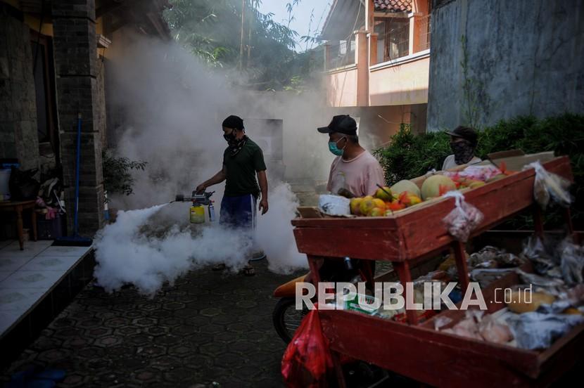 Petugas melakukan pengasapan atau fogging di permukiman warga untuk mengantisipasi kian merebaknya kasus DBD (ilustrasi)