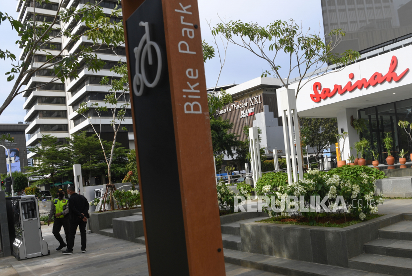 Dua petugas keamanan berjaga di Mal Sarinah di Jakarta. Sarinah menjadi salah satu lokasi wisata mal di DKI Jakarta pada masa libur Lebaran. (ilustrasi)