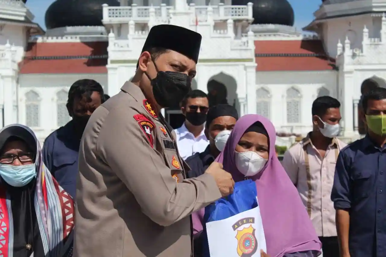 Kapolda Aceh Bagikan Sembako kepada Petugas Masjid Raya Baiturrahman