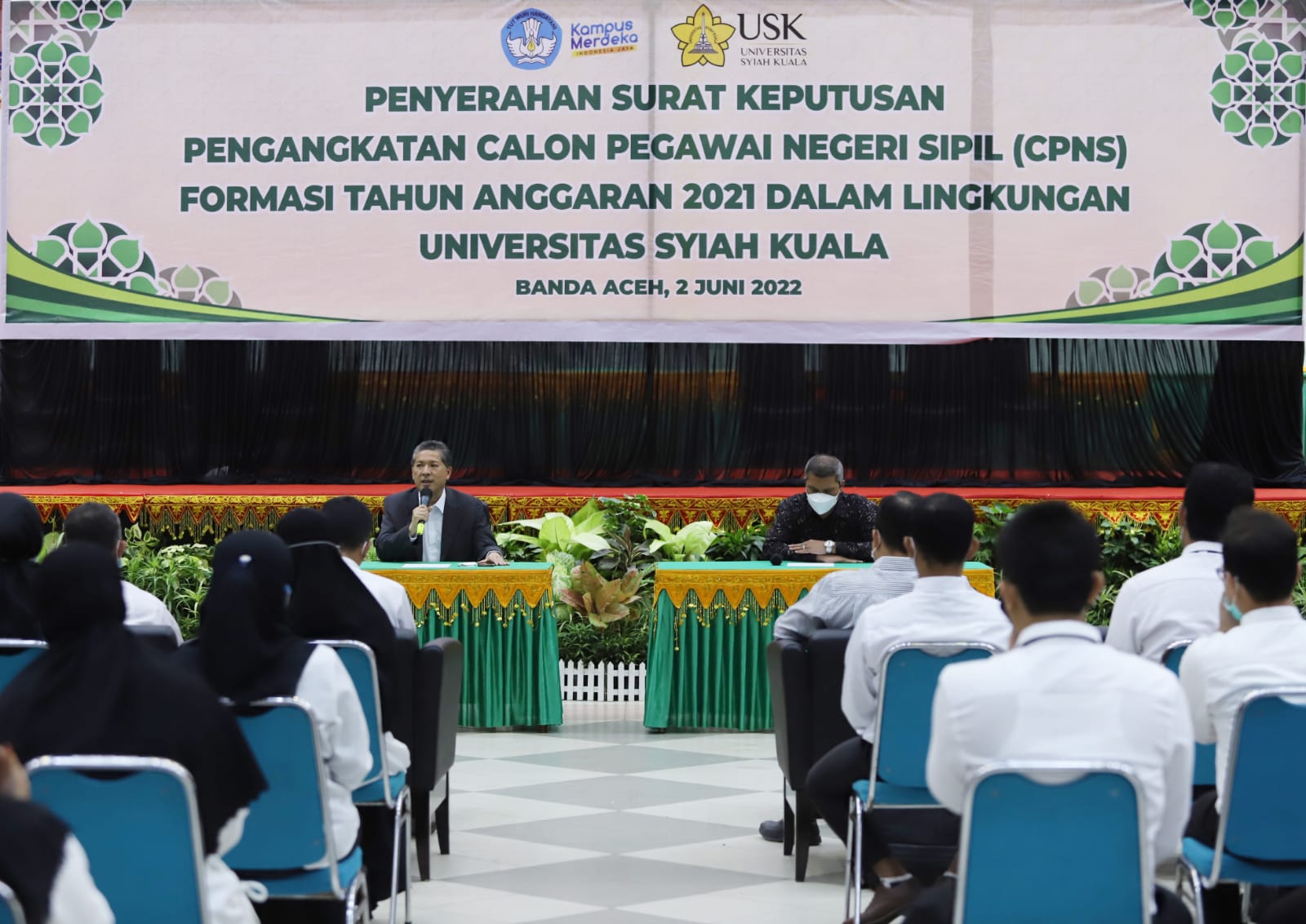 Rektor Universitas Syiah Kuala Serahkan 62 SK CPNS