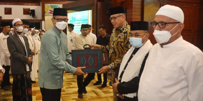 77 ASN Pemrov Aceh Berangkat ke Tanah Suci, Gubernur Nova Doakan Menjadi Haji Mabrur