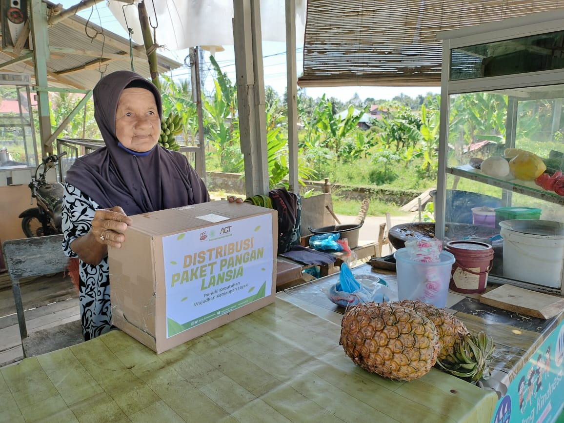 Nek Manfarisah Terima Paket Pangan Lansia dari ACT dan MRI