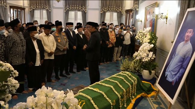 Tiba di Gedung Pakuan, Ridwan Kamil Jadi Imam Salat Jenazah Eril