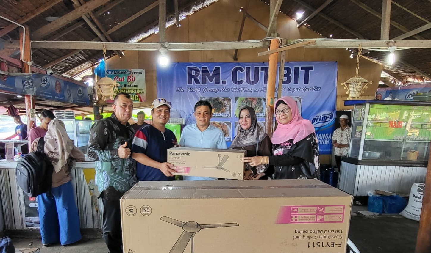 Puas dengan Rasa Masakan, Surya Paloh Hadiahkan 4 Kipas Angin untuk Restoran Ayam Pramugari