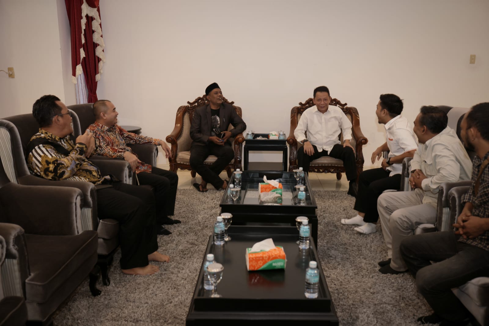 Penjabat Gubernur Aceh, Achmad Marzuki, didampingi Kepala Bappeda Aceh T Ahmad Dadek, dan Inspektur Aceh Jamaluddin, saat bersilaturrahmi dengan Ketua Dewan Perwakilan Rakyat Aceh Saiful Bahri dan Wakil Ketua DPRA Safaruddin, di Rumah Dinas Ketua DPRA, Banda Aceh, Kamis (7/7/2022). (Dok. Pemerintah Aceh)