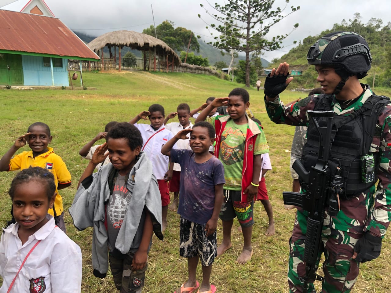 Aksi Prajurit Satgas Yonif RK 114/SM Kodam IM dalam Penugasan di Papua