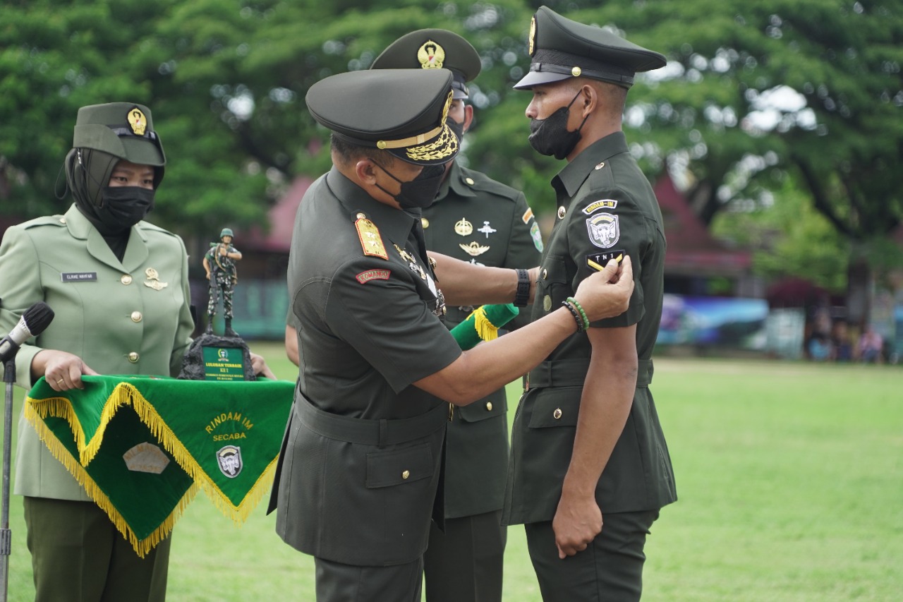 Pangdam IM Lantik 327 Bintara Lulusan Diktukba TNI AD TA 2022
