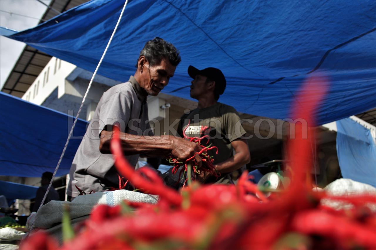 Pedagang cabai di pasar Induk Lambaro, Aceh Besar, Jum'at (8/7/2022) Foto: Mardili-Lensakita.com