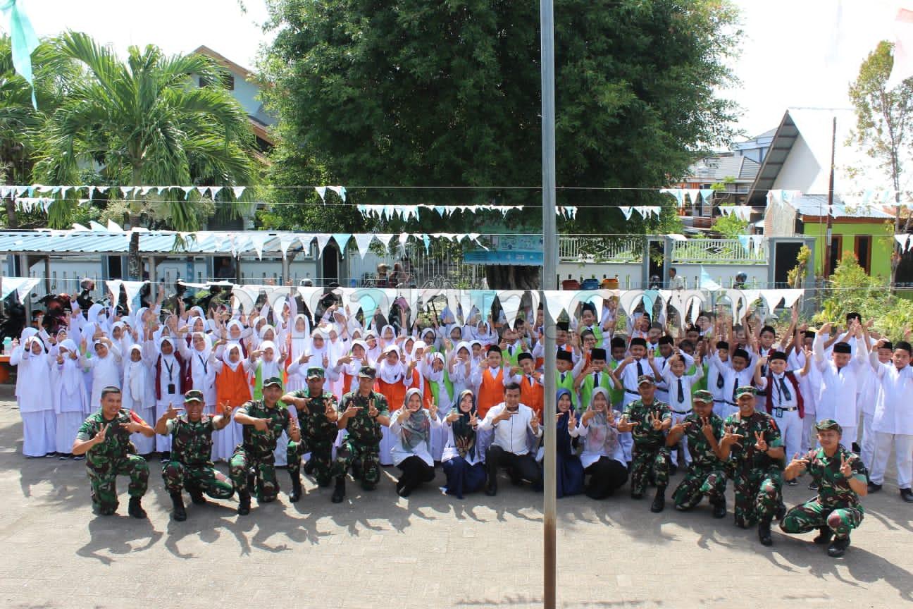 Sambangi MIN 27 Aceh Besar, Cabareg Rindam IM Kenalkan Komsos Kepada , Siswa