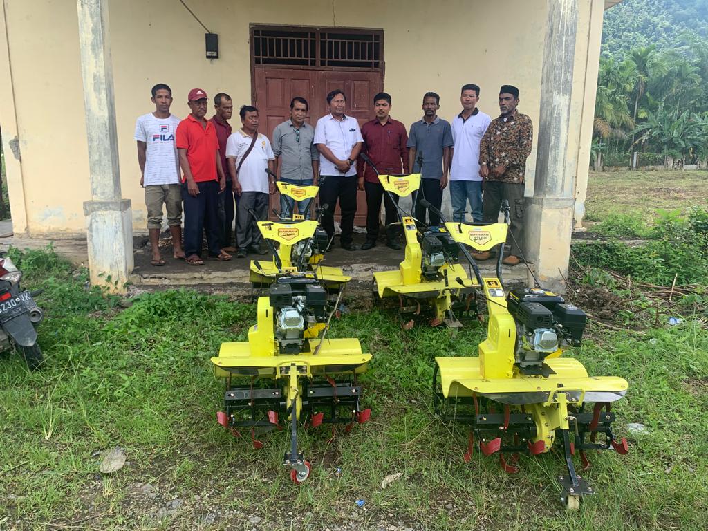 Ikhsan Serahkan Cultivator untuk Kelompok Tani di Abdya