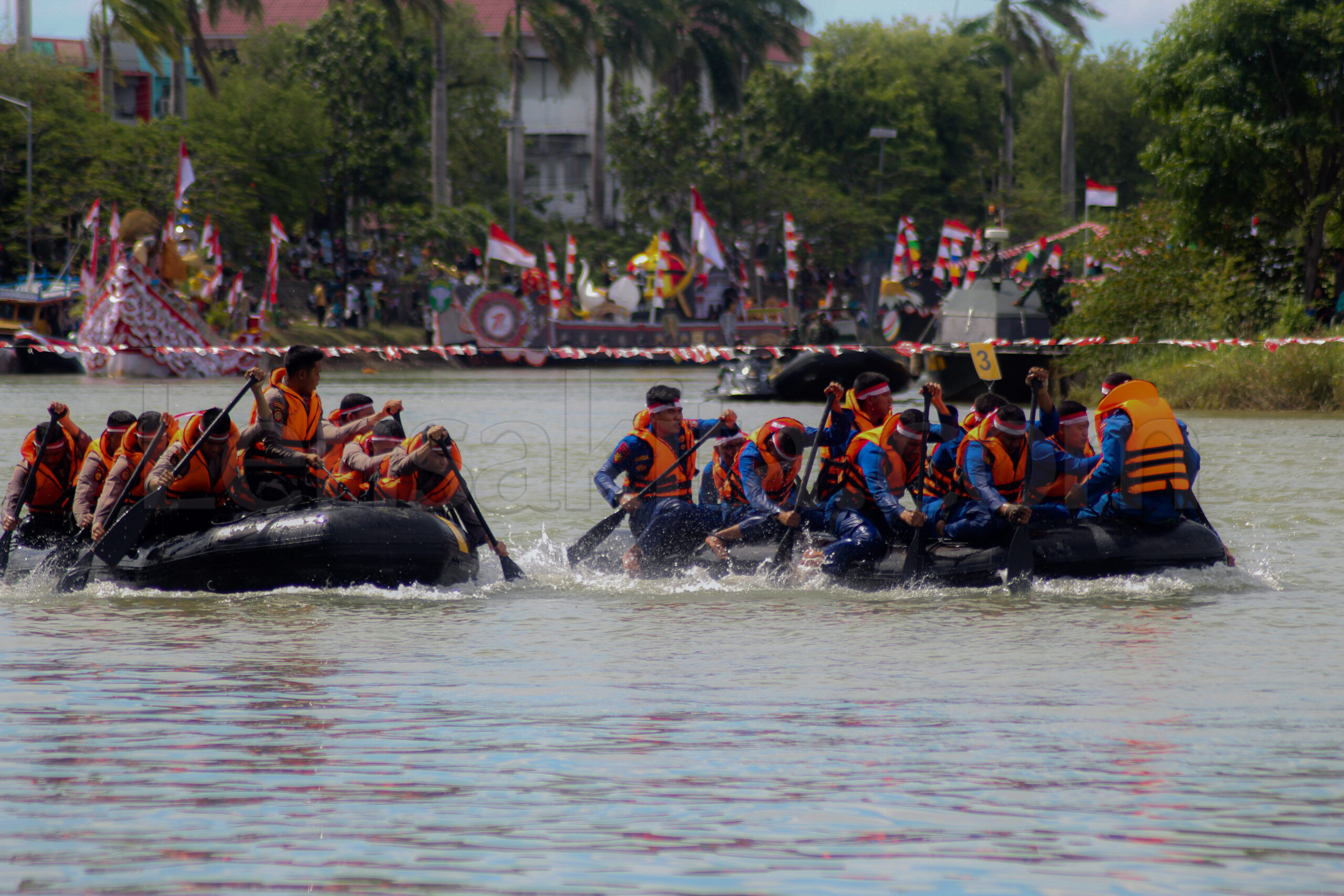 Perlombaan Dayung Perahu Karet
