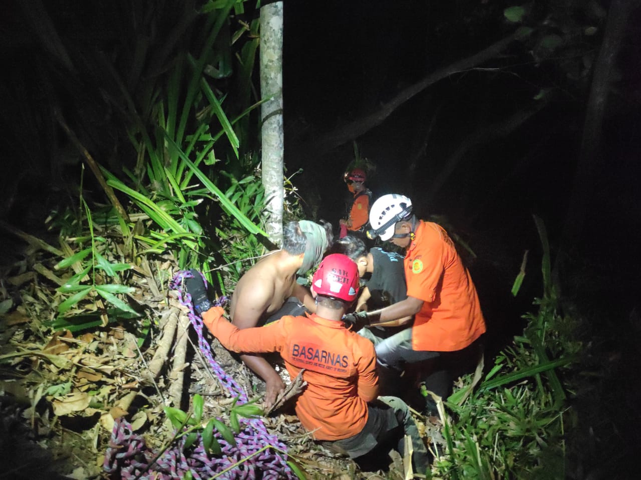 Basarnas Evakuasi Warga Medan yang Jatuh di Tebing Lange Aceh Besar