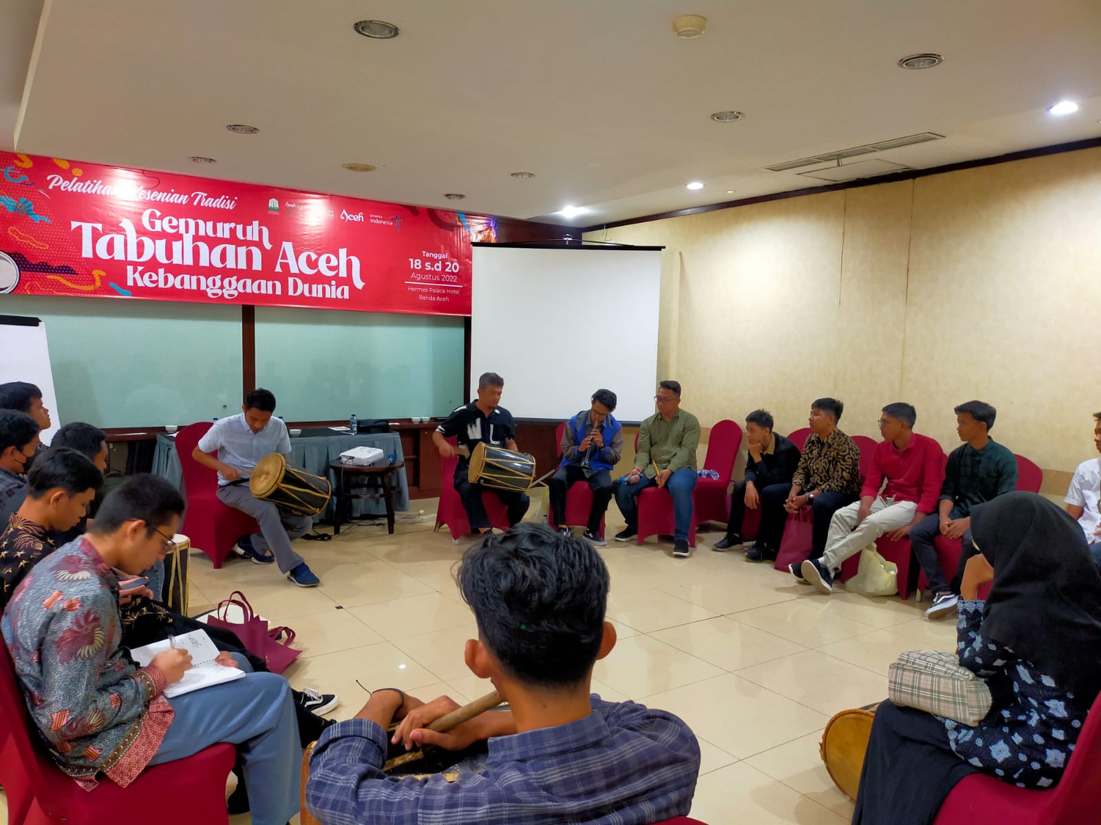 Disbudpar Aceh Bekali Pelajar Keahlian Bermain Geundrang