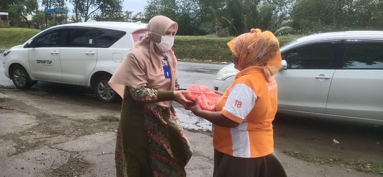 DWP DPMPTSP Bagikan Nasi Kotak untuk Tukang Parkir dan Pemulung