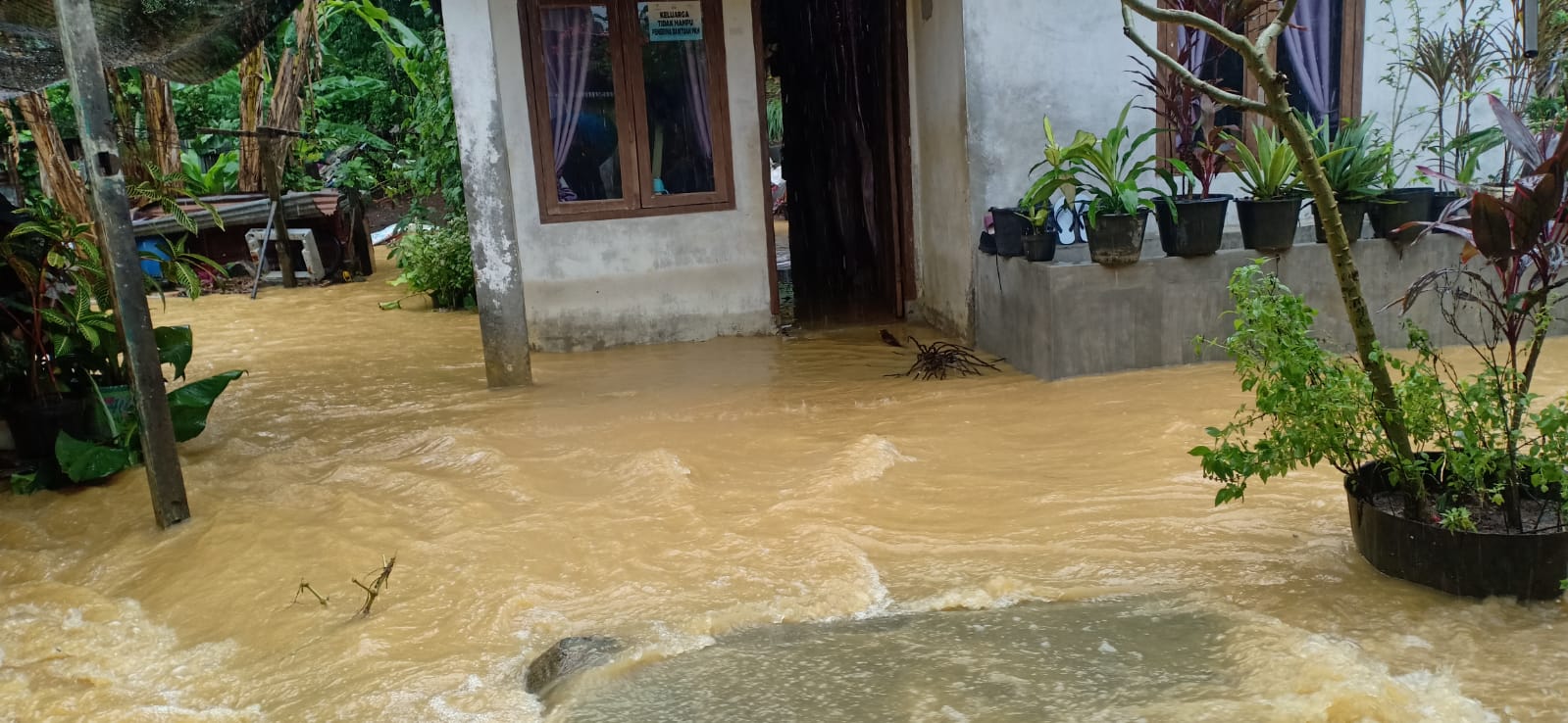 Dua Rumah Ambruk Akibat Banjir di Aceh Selatan