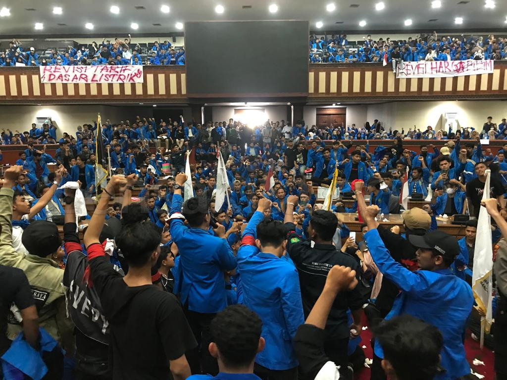 Aksi Protes Kenaikan BBM, Mahasiswa Duduki Gedung DPR Aceh
