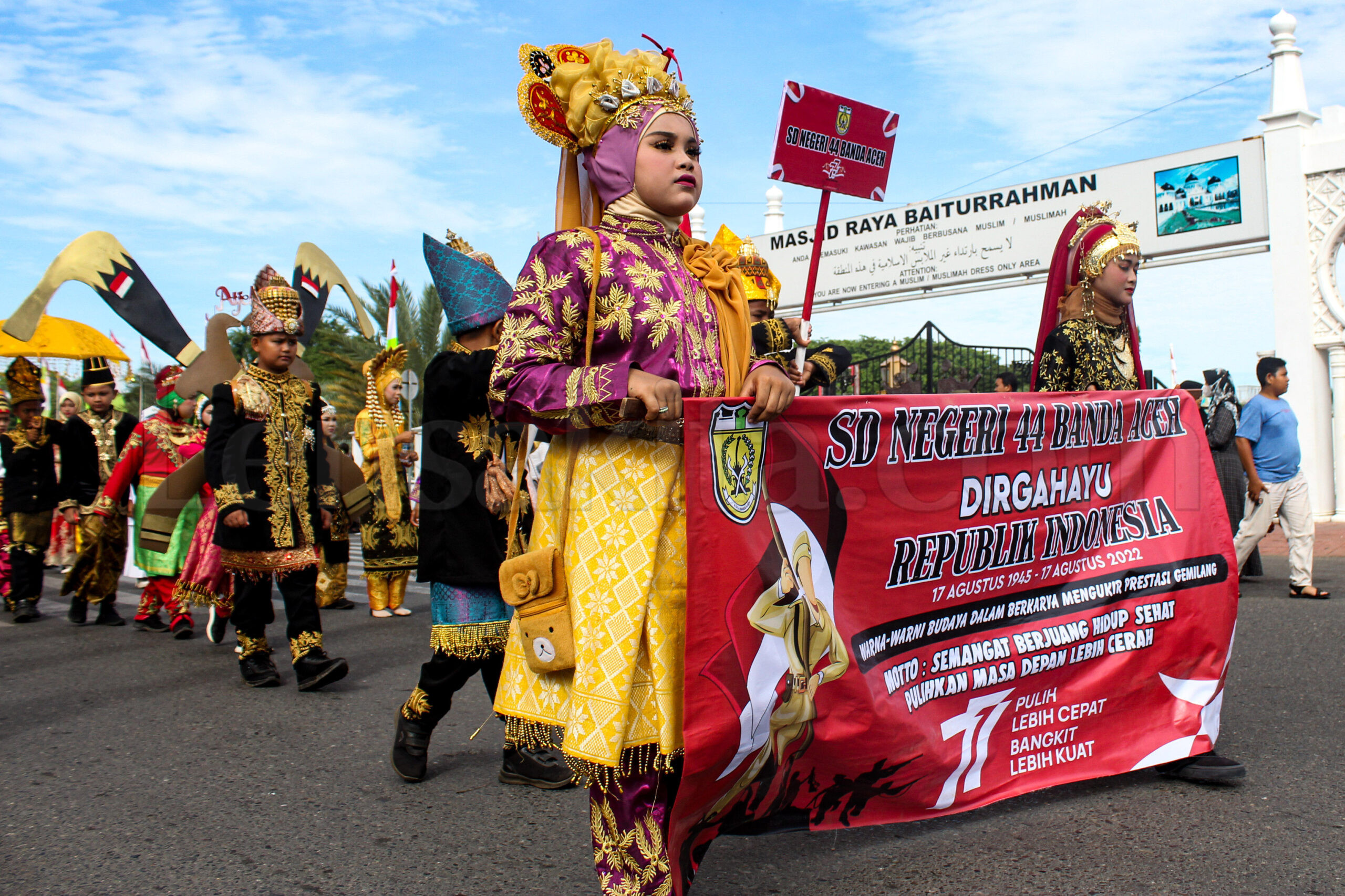 Pawai Melintas Depan Masjid Raya