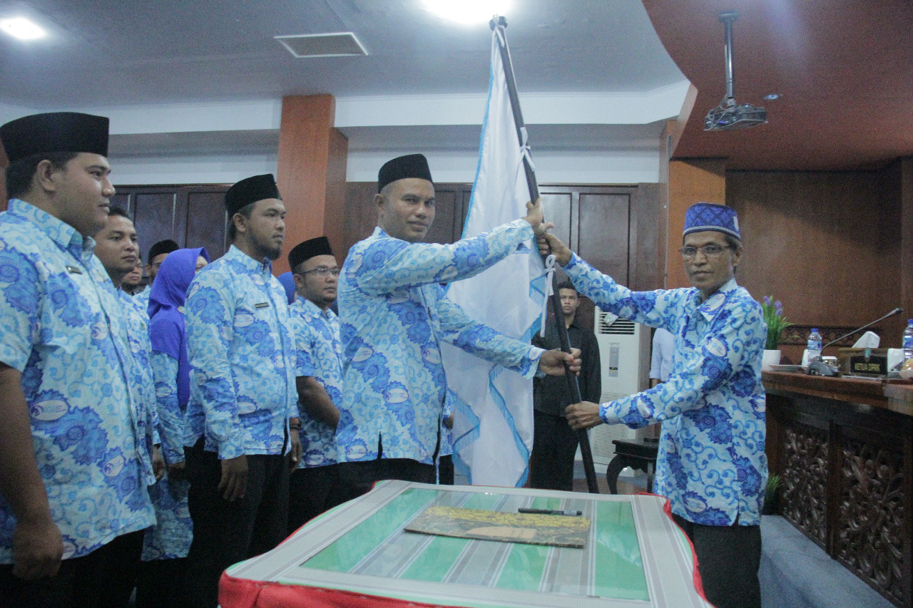 Penyerahan pataka kepada pengurus Ikatan Guru Indonesia (IGI) Kabupaten Aceh Jaya periode 2022- 2027 di Aula Lantai III Setdakab setempat, Rabu (14/9/2022) (Lensakita.com/Zahlul Akbar