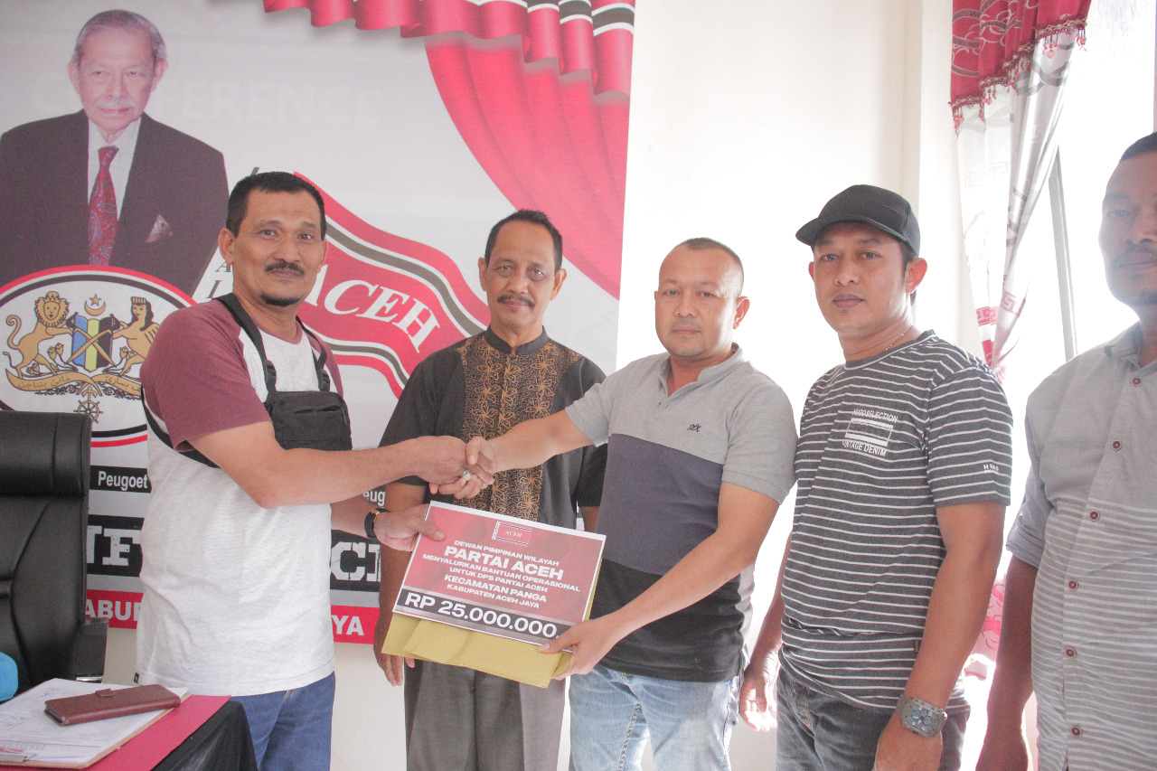 Ketua DPW Partai Aceh Kabupaten Aceh Jaya, Azhar Abdurrahman (kiri) menyerahkan bantuan operasional kepada Pengurus DPS Kecamatan, Rabu (14/9/2022) (Lensakita.com/Zahlul Akbar)