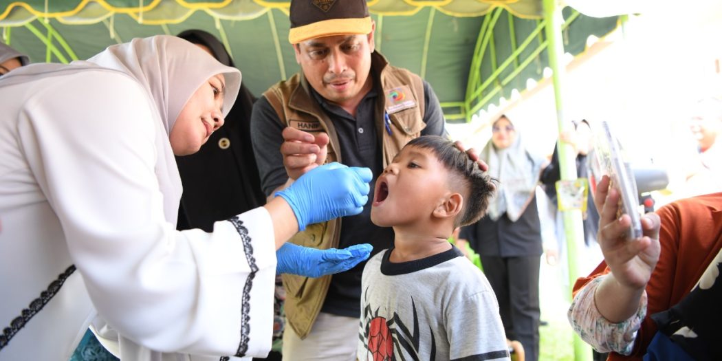 Ayu Marzuki Teteskan Vaksin Polio Bagi Anak di Lhoong Aceh Besar
