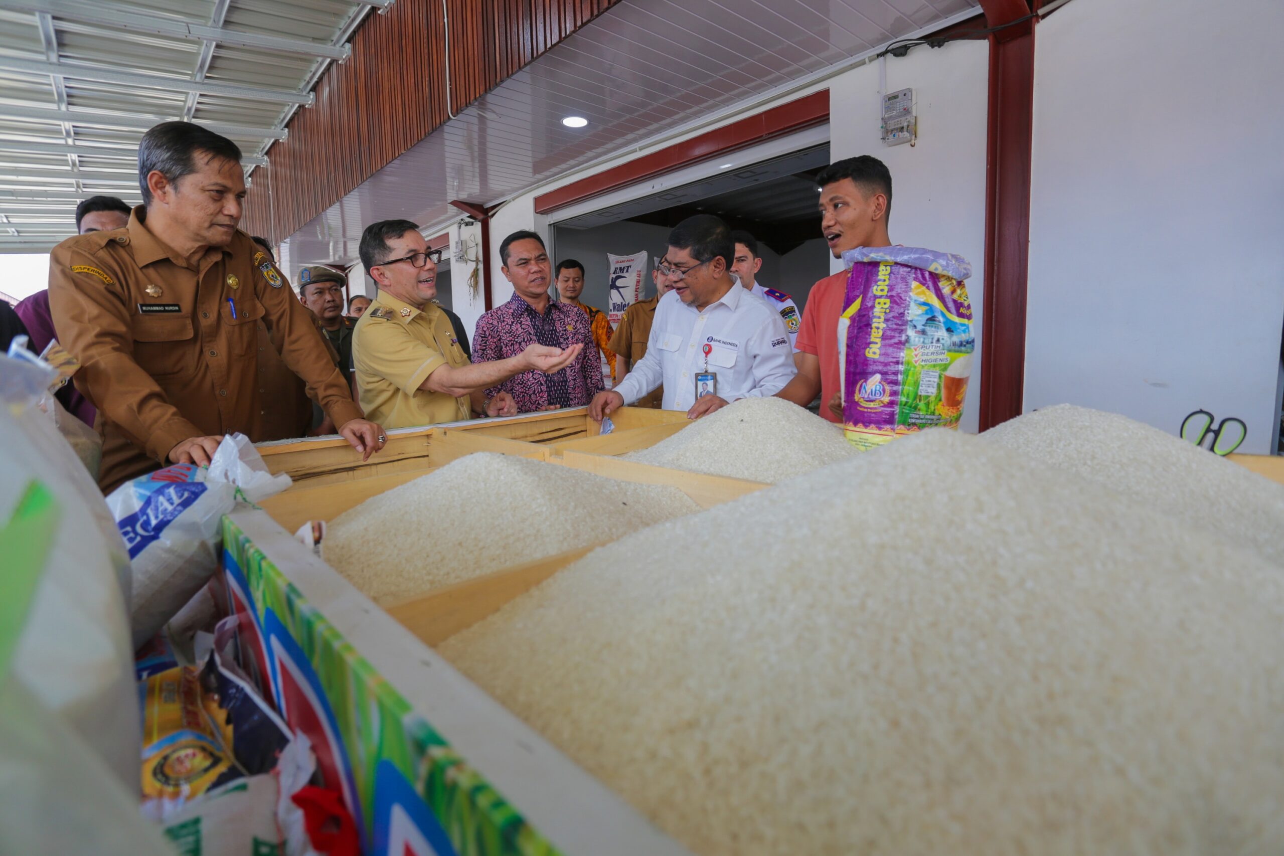 Jelang Akhir Tahun, Pj Wali Kota Banda Aceh Bakri Siddiq Bersama Forkopimda Sidak Pasar
