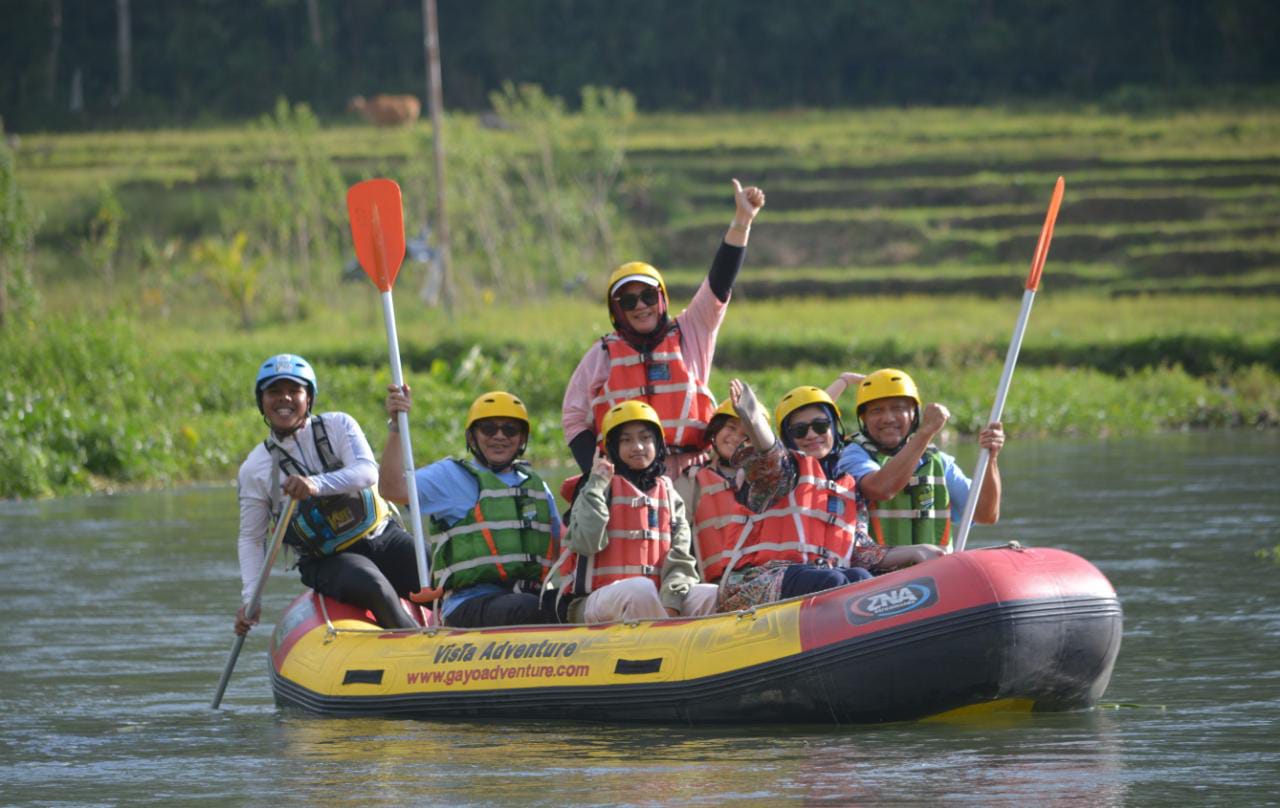 Baru Dilantik, T Mirzuan Jajal Wisata Arung Jeram Aceh Tengah