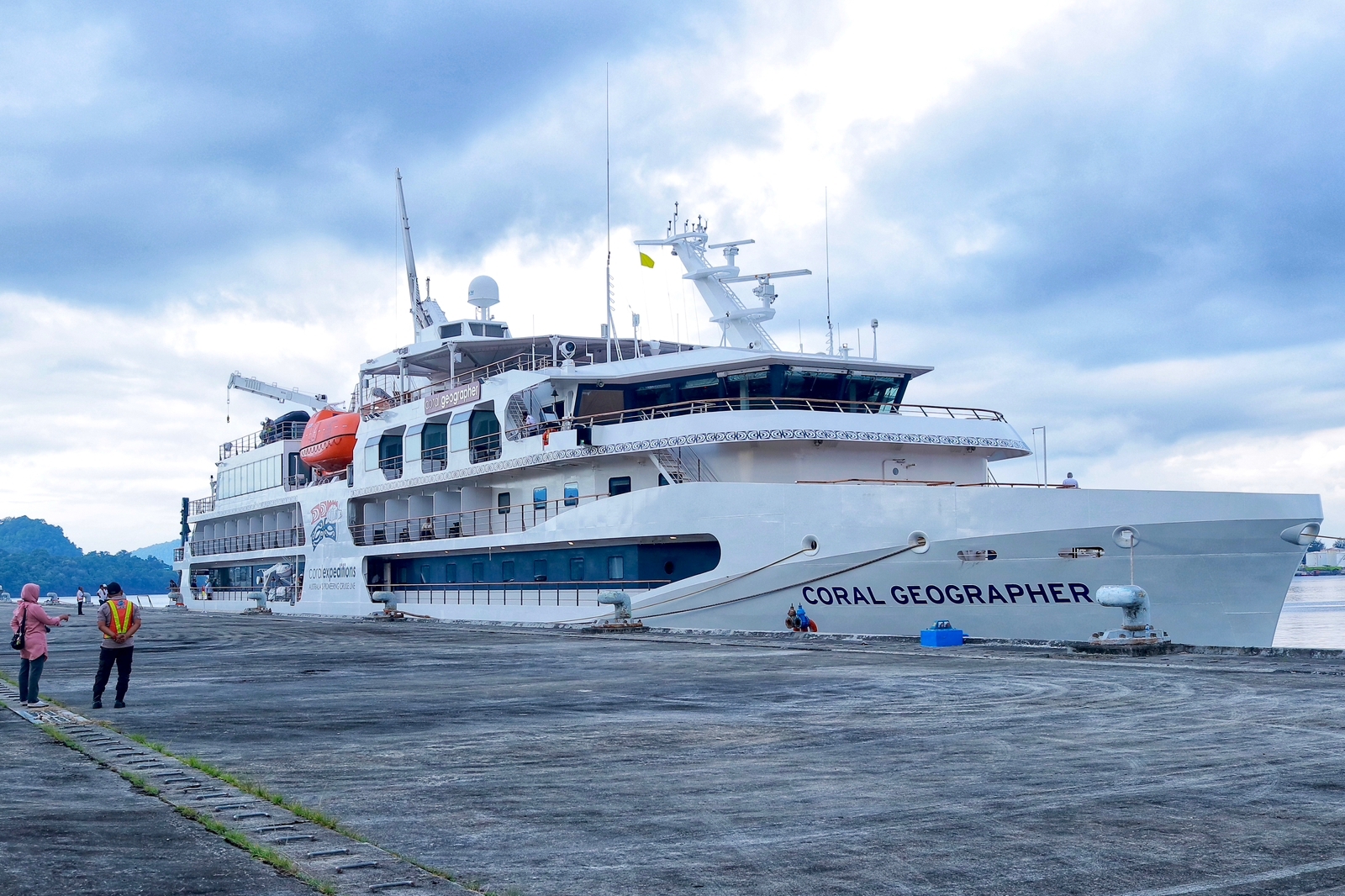 Kapal Pesiar MV Coral Geographer Singgah di Sabang