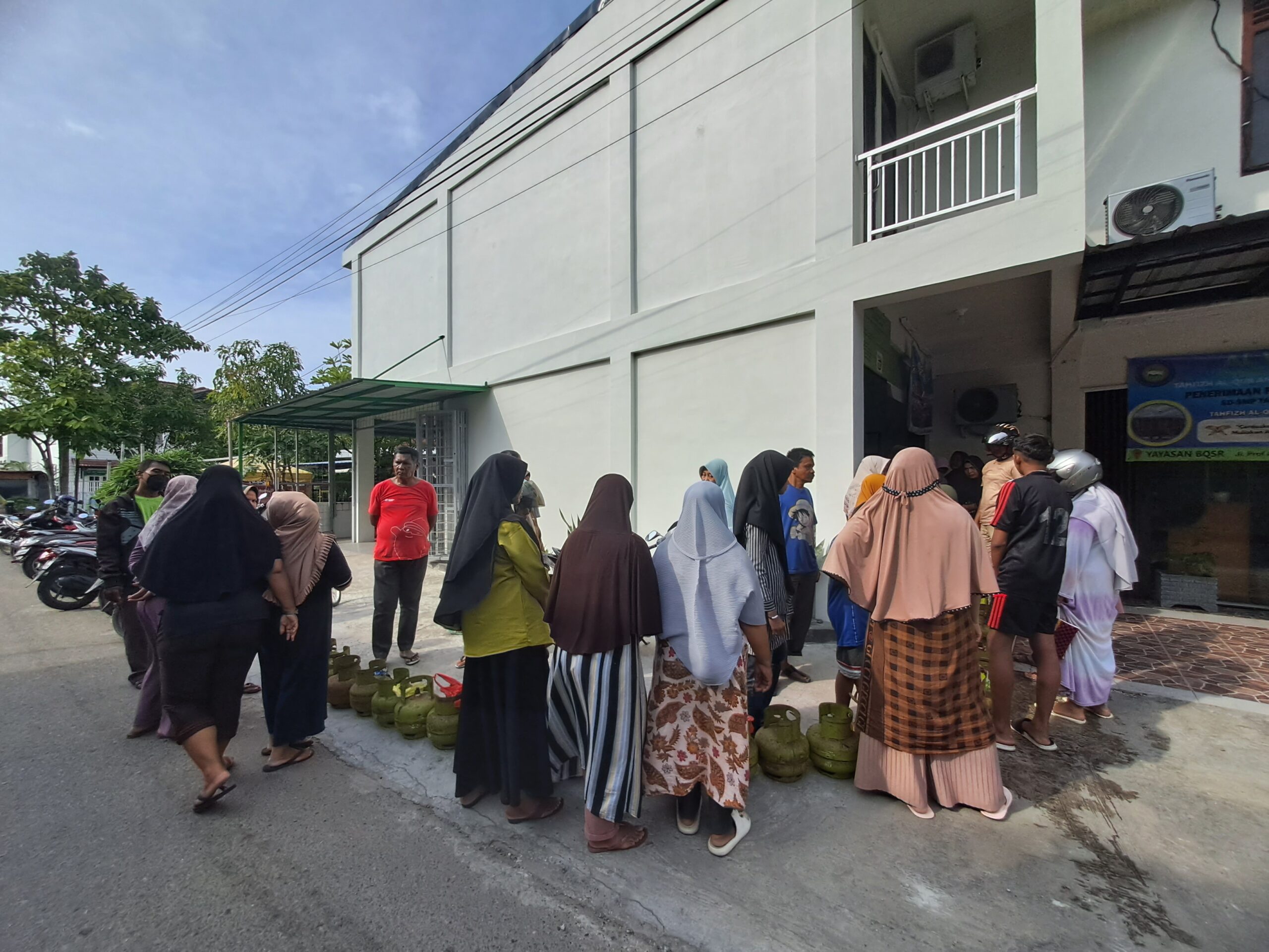 Warga sedang mengantre gas elpiji subsidi 3 kilogram di pangkalan di Banda Aceh. Foto: Lensakita.com