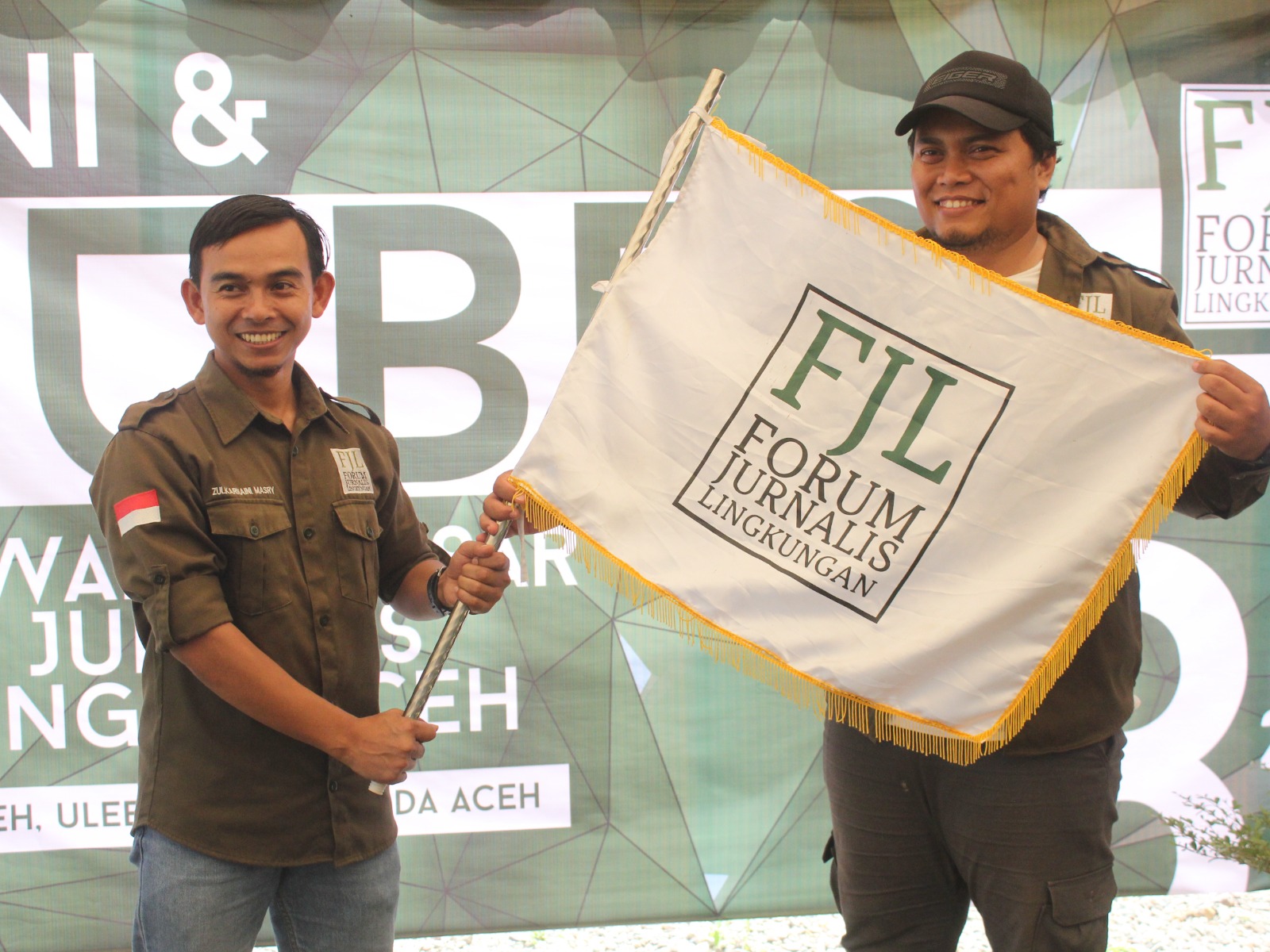 penyerahaan bendera FJL oleh Zolmasry kepada Munandar, Sabtu, 18/02/2023. (Dok. FJL Aceh)