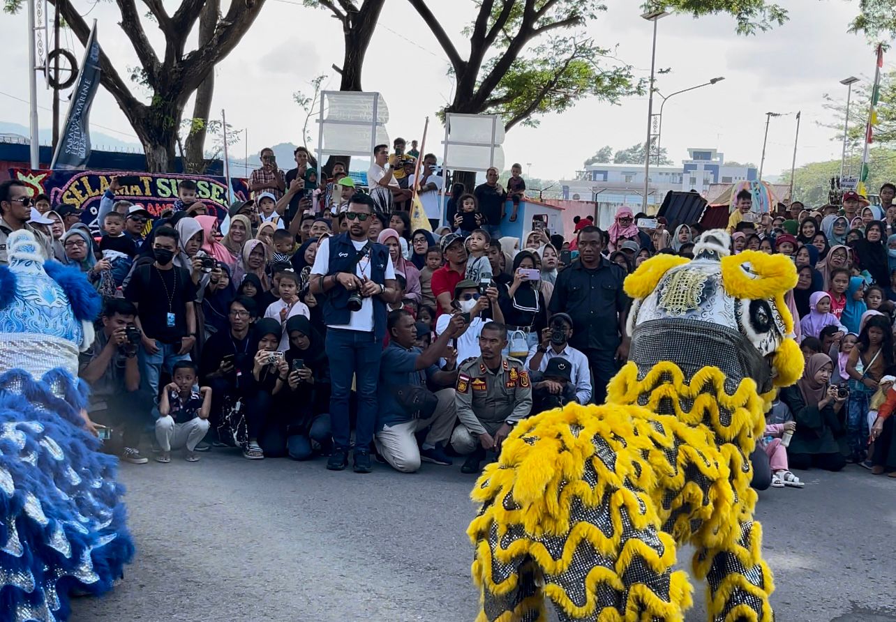 Ribuan Wisatawan Antusias Saksikan Pawai Budaya SMF 2023
